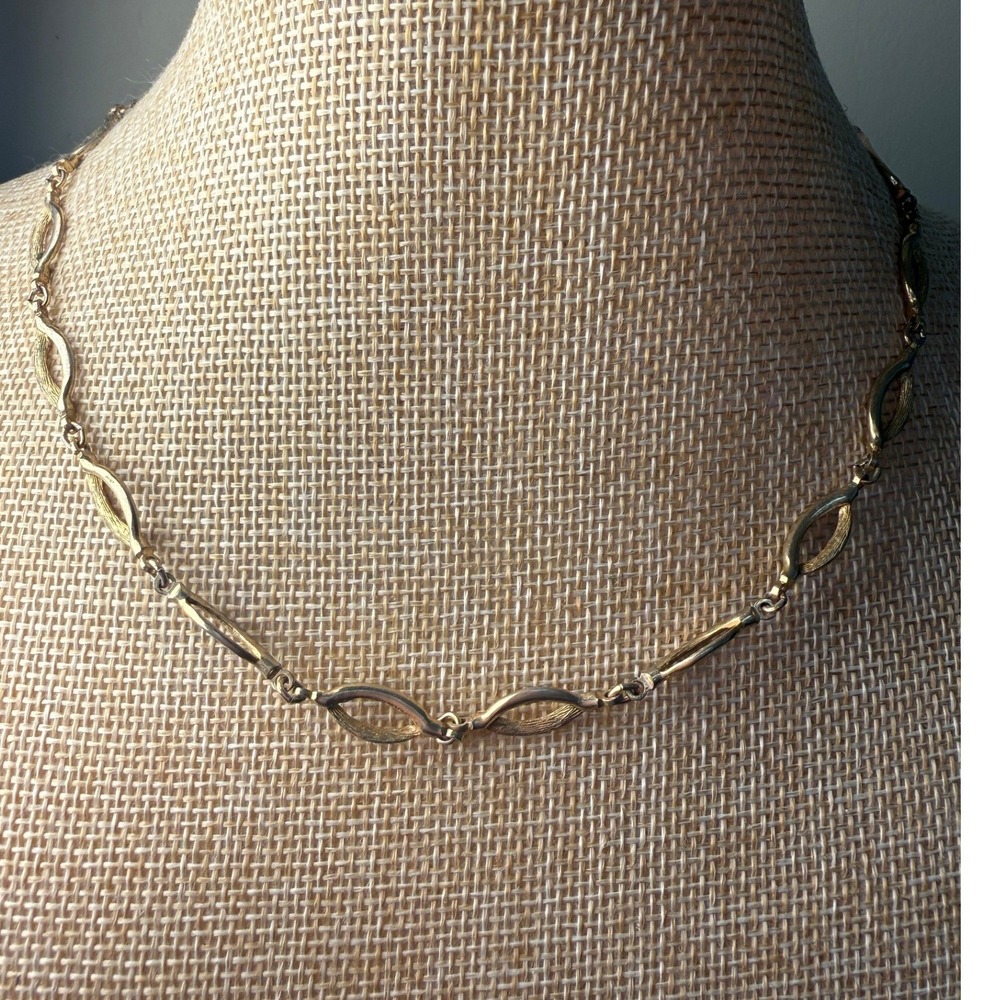 Vintage Gold Tone Textured Marquise Link Necklace Retro Dark Academia Jewelry